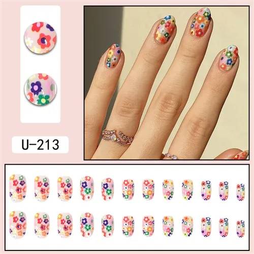 Uñas postizas cortas y redondas con estampado de flores